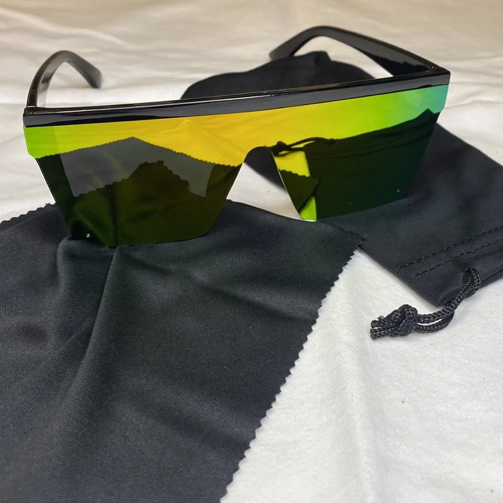 One-Piece Large Framed Fashion Sunglasses with Soft Case